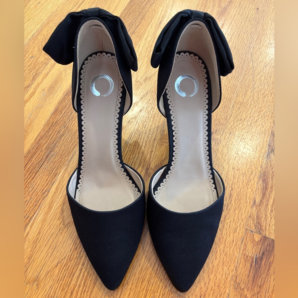 Journee Collection Tanzi Black Pointed Bow Pump Size 8